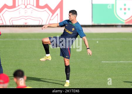 Oeiras, Portogallo. 20th Set, 2022. Il forward portoghese Cristiano Ronaldo partecipa a una sessione di allenamento al campo di allenamento Cidade do Futebol di Oeiras, Portogallo, il 20 settembre 2022. La squadra di calcio portoghese ha iniziato martedì la preparazione per le prossime partite della UEFA Nations League contro la Repubblica Ceca e la Spagna. (Credit Image: © Pedro Fiuza/ZUMA Press Wire) Foto Stock