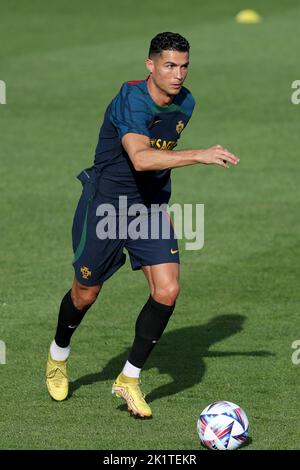 Oeiras, Portogallo. 20th Set, 2022. Il forward portoghese Cristiano Ronaldo partecipa a una sessione di allenamento al campo di allenamento Cidade do Futebol di Oeiras, Portogallo, il 20 settembre 2022. La squadra di calcio portoghese ha iniziato martedì la preparazione per le prossime partite della UEFA Nations League contro la Repubblica Ceca e la Spagna. (Credit Image: © Pedro Fiuza/ZUMA Press Wire) Foto Stock