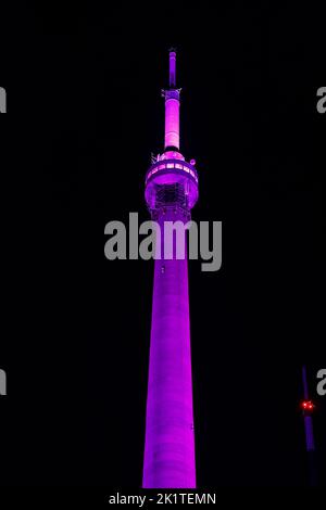 La più alta struttura indipendente del Regno Unito, la Torre Arqiva, fu illuminata in un tributo viola a sua Maestà la Regina Elisabetta. Foto Stock