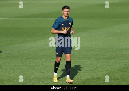 Oeiras, Portogallo. 20th Set, 2022. Il forward portoghese Cristiano Ronaldo partecipa a una sessione di allenamento al campo di allenamento Cidade do Futebol di Oeiras, Portogallo, il 20 settembre 2022. La squadra di calcio portoghese ha iniziato martedì la preparazione per le prossime partite della UEFA Nations League contro la Repubblica Ceca e la Spagna. (Credit Image: © Pedro Fiuza/ZUMA Press Wire) Foto Stock