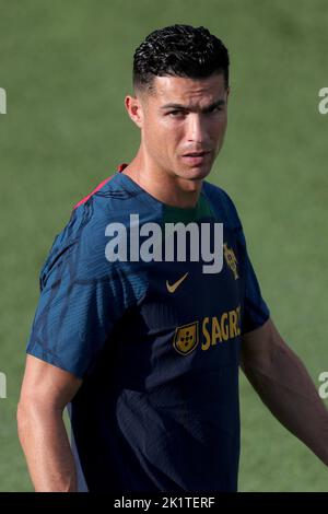 Oeiras, Portogallo. 20th Set, 2022. Il forward portoghese Cristiano Ronaldo partecipa a una sessione di allenamento al campo di allenamento Cidade do Futebol di Oeiras, Portogallo, il 20 settembre 2022. La squadra di calcio portoghese ha iniziato martedì la preparazione per le prossime partite della UEFA Nations League contro la Repubblica Ceca e la Spagna. (Credit Image: © Pedro Fiuza/ZUMA Press Wire) Foto Stock