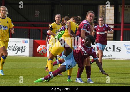 Dagenham, Regno Unito. 18th Set, 2022. Dagenham, Inghilterra, 18th 2022 settembre: Viviane Asseyi (26 West Ham United) in azione durante il gioco di Super Leage di Barclays fa Womens tra West Ham United ed Everton a Victoria Road a Dagenham, Inghilterra. (Dylan Clinton/SPP) Credit: SPP Sport Press Photo. /Alamy Live News Foto Stock