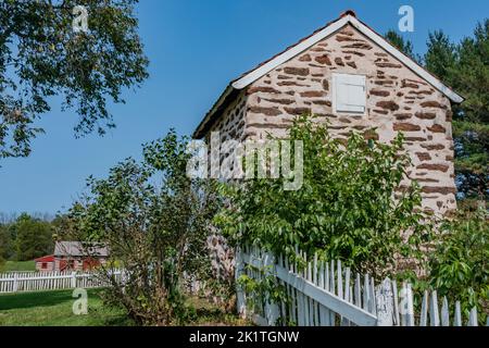 Smokehouse and Blacksmith Shop, Daniel Boone Homestead, Pennsylvania USA, Birdsboro, Pennsylvania Foto Stock