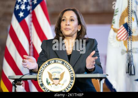 Orangeburg, Stati Uniti. 17th Set, 2022. Il Vice Presidente degli Stati Uniti Kamala Harris parla con i leader degli studenti al Claflin College di Orangeburg, South Carolina, il giorno della registrazione al National Voter, martedì 20 settembre 2022. Harris ha visitato due college storicamente neri a Orangeburg per parlare di entrepeneurship, salute mentale e registrazione degli elettori. Photo by Sean Rayford'/UPI Credit: UPI/Alamy Live News Foto Stock