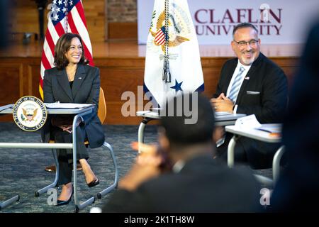 Orangeburg, Stati Uniti. 17th Set, 2022. Il Vice Presidente degli Stati Uniti Kamala Harris, a sinistra, e il Segretario dell'Istruzione Miguel Cardona parlano con i leader degli studenti al Claflin College di Orangeburg, South Carolina, il giorno della registrazione al National Voter, martedì 20 settembre 2022. Harris ha visitato due college storicamente neri a Orangeburg per parlare di entrepeneurship, salute mentale e registrazione degli elettori. Photo by Sean Rayford'/UPI Credit: UPI/Alamy Live News Foto Stock