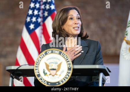 Orangeburg, Stati Uniti. 17th Set, 2022. Il Vice Presidente degli Stati Uniti Kamala Harris parla con i leader degli studenti al Claflin College di Orangeburg, South Carolina, il giorno della registrazione al National Voter, martedì 20 settembre 2022. Harris ha visitato due college storicamente neri a Orangeburg per parlare di entrepeneurship, salute mentale e registrazione degli elettori. Photo by Sean Rayford'/UPI Credit: UPI/Alamy Live News Foto Stock