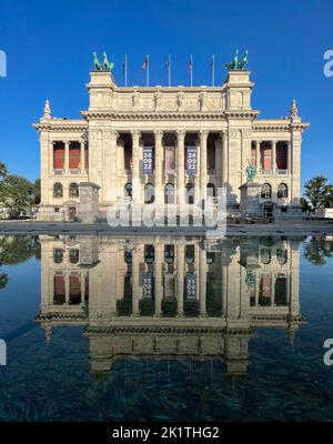 Il rinnovato Museo reale delle Belle Arti di Anversa, riflesso nella cosiddetta Fontana profonda Foto Stock