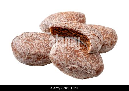 Biscotti tradizionali di pan di zenzero morbidi isolati su sfondo bianco con un percorso ritagliato concetto per il classico dessert di natale, dolce fine vacanza Foto Stock