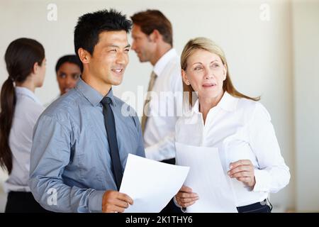 Vede cose brillanti nel suo futuro. Due professionisti in un ambiente di lavoro. Foto Stock