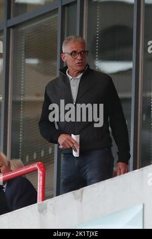 Il nuovo Hartlepool United Interim manager Keith Curle durante la partita EFL Trophy tra Morecambe e Hartlepool United alla Globe Arena di Morecambe martedì 20th settembre 2022. (Credit: Marco Fletcher | NOTIZIE MI) Credit: NOTIZIE MI & Sport /Alamy Live News Foto Stock