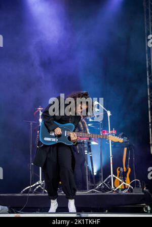 Anna Calvi, cantante e chitarrista inglese, si esibisce dal vivo al Tempelhof Sounds Festival di Berlino, in Germania Foto Stock