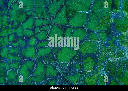 stucco dipinto turchese con crepe e scaglie di vernice che si staccano Foto Stock