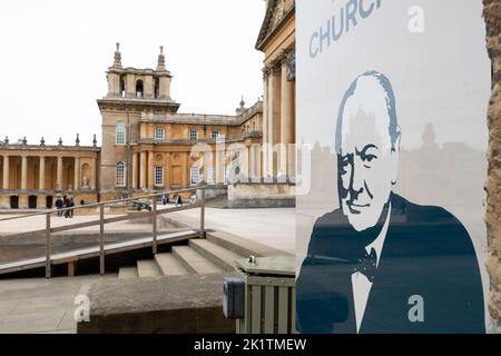 Ingresso al museo Churchill a Blenheim Palace, una monumentale casa di campagna nell'Oxfordshire, Inghilterra. Patrimonio dell'umanità dell'UNESCO. Focus su Churchil Foto Stock