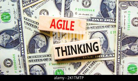 Simbolo del pensiero agile. Concetto parole Agile pensare su blocchi di legno. Sfondo bello da dollari fatture. Business flessibile e agile pensiero con Foto Stock
