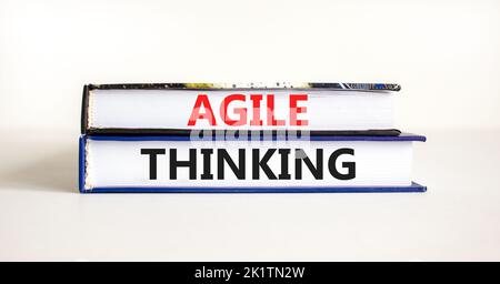Simbolo del pensiero agile. Parole di concetto Agile pensare sui libri. Bellissimo sfondo bianco tavolo. Concetto di pensiero flessibile e agile per le aziende. Co Foto Stock