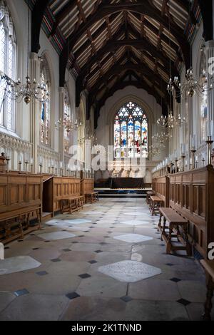 Interno della cappella del Corpus Christi College con soffitto in legno dipinto, vista dalla porta ovest che si affaccia sull'altare di Cambridge, Inghilterra Foto Stock