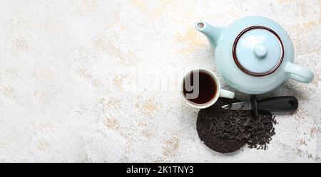 Composizione con tè puer su sfondo chiaro con spazio per il testo, vista dall'alto Foto Stock