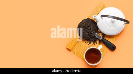 Composizione con gustoso tè puer su sfondo arancione con spazio per il testo, vista dall'alto Foto Stock