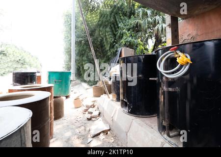 Hybrid gas Electric Tandoor DIY Clay Oven anche chiamato Desi Mitti Ka Tandoor Chulha Bhatti utilizzato per la cottura di Roti, Naan, Tikka, Tandoori Kabab o Nan per Foto Stock