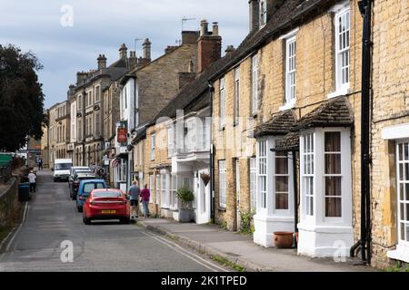 Market Street con tipiche case inglesi e piccoli negozi a Chipping Norton nel Cotswold Huills nel West Oxfordshire Foto Stock