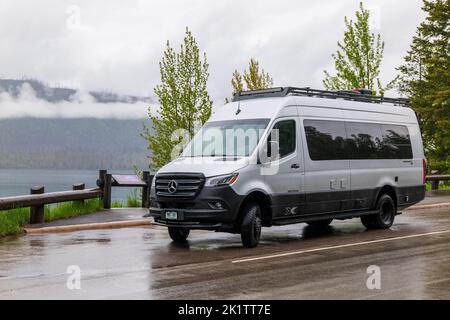 Airstream Interstate 24X campervan; cielo tempestoso sul lago McDonald; Glacier National Park; Montana; USA Foto Stock