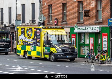 Bumbleance Ambulance parcheggiato sulla strada nel centro di Dublino, Irlanda. Foto Stock