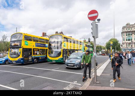 Gli autobus di Dublino aspettano al semaforo nel centro di Dublino, Irlanda. Foto Stock