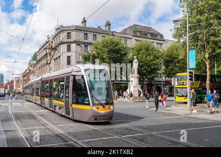 TRAM LUAS che viaggia nel centro di Dublino, Irlanda. Foto Stock