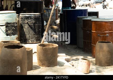 Tamburo cilindrico stampato a forma di Pot bagnato fatto di fango Clay o Mitti con paglia di grano Bhoosa per fare tradizionale indiano DIY Clay forno anche chiamato Desi Foto Stock