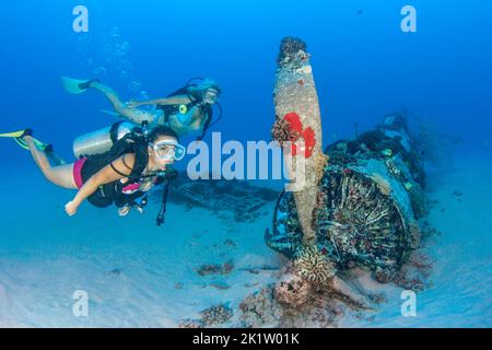 Divers (MR) su un WW II Corsair aereo da caccia fuori il sud-est Oahu, Hawaii. Foto Stock