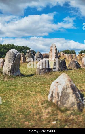 Pietre al cimitero vichingo Lindholm Hoje in Danimarca. Foto di alta qualità Foto Stock