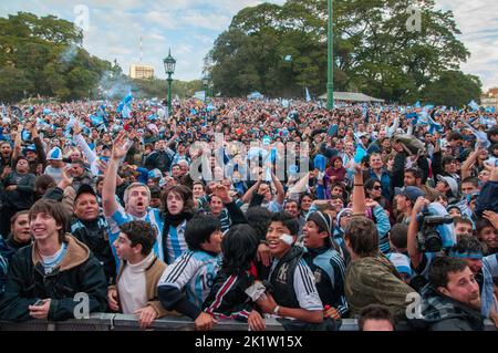 Un gruppo di persone che allietano durante una partita di calcio in Plaza San Martin, Buenos Aires, Argentina Foto Stock