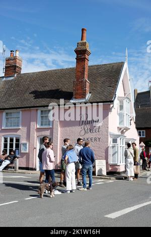 Strada trafficata scena nella popolare Pump Street e Market Hill, Orford, , Suffolk, Inghilterra, Regno Unito Foto Stock