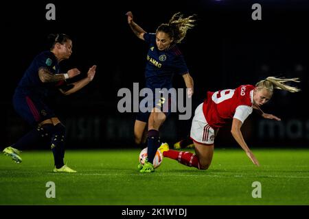 BOREHAMWOOD, INGHILTERRA - 20 SETTEMBRE: Soraya Verhoeve di Ajax compete per la palla contro Beth Mead dell'Arsenal durante la seconda fase di qualificazione della UEFA Women's Champions League tra Arsenal e Ajax al Meadow Park il 20 settembre 2022 a Borehamwood, Inghilterra (Foto di Rene Nijhuis/Orange Pictures) Foto Stock