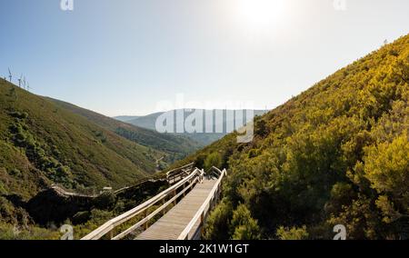 Vista dei passaggi pedonali di Ribeira de Quelhas a Coentral Grande, Castanheira de Pera, Portogallo. Foto Stock
