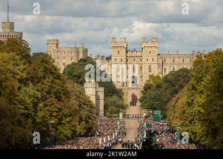 Windsor, Regno Unito. 19th Settembre 2022. La Royal Horse Artillery, truppa dei Re, si dirigerà verso il Castello di Windsor dalla Long Walk per sparare minuti di saluti con armi da fuoco dal prato orientale durante la processione della bara della Regina Elisabetta II alla Cappella di San Giorgio per il Servizio Commitale. La regina Elisabetta II, il monarca più longevo del Regno Unito, morì a Balmoral all'età di 96 anni il 8th settembre 2022 dopo un regno della durata di 70 anni. Credit: Notizie dal vivo di Mark Kerrison/Alamy Foto Stock