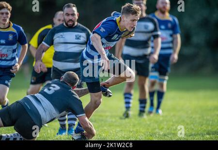 Giocatori amatoriali inglesi di Rugby Union che giocano in una partita di campionato. Foto Stock