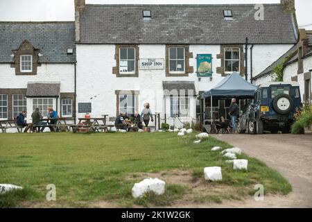 The Ship Inn at Low Newton by the Sea, un piccolo villaggio di pescatori sulla costa del Northumberland, Inghilterra, Regno Unito. Foto Stock