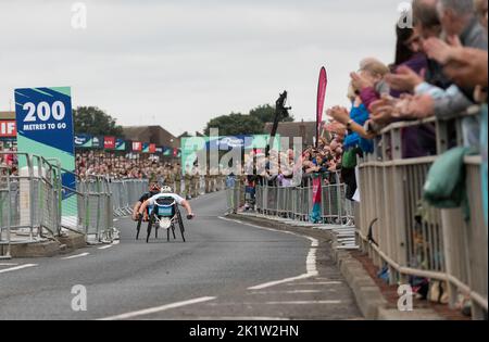 Gara di carrozzella maschile in questo anno 2022 Great North Run mezza maratona. Foto Stock
