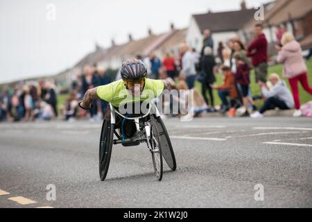 Gara di carrozzella maschile in questo anno 2022 Great North Run mezza maratona. Foto Stock