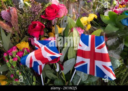 Windsor, Berkshire, Regno Unito. 20th Settembre 2022. Dopo il triste funerale dello Stato reale per la defunta Regina Elisabetta II ieri, la gente continuava a porre tributi floreali per sua Maestà la Regina ieri sera e oggi a Windsor contro le mura del Castello di Windsor. Credit: Maureen McLean/Alamy Live News Foto Stock