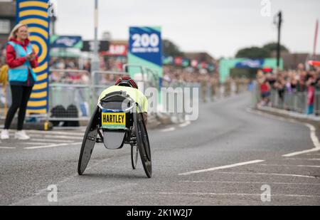 Gara di carrozzella maschile in questo anno 2022 Great North Run mezza maratona. Foto Stock