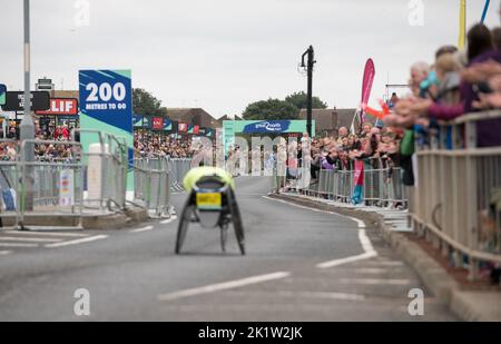 Gara di carrozzella maschile in questo anno 2022 Great North Run mezza maratona. Foto Stock