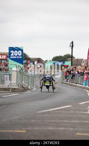 Gara di carrozzella maschile in questo anno 2022 Great North Run mezza maratona. Foto Stock