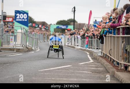 Gara di carrozzella maschile in questo anno 2022 Great North Run mezza maratona. Foto Stock