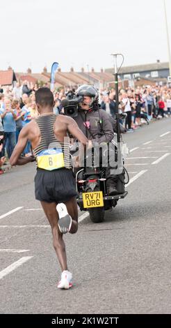 Selemon Barega, runner a lunga distanza, si conclude nel 2nd nella mezza maratona Great North Run 2022. Foto Stock