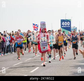 Corridori in costumi di fantasia di una bottiglia di ketchup Heinz pomodoro che partecipa alla mezza maratona Great North Run 2022 Foto Stock