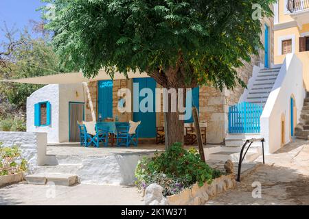 Villaggio di pescatori colorato di Symi con case e porte colorate, vasi di fiori sull'isola di Symi in Grecia. Foto di alta qualità Foto Stock