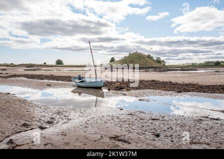 Barche ormeggiate lungo il fiume Aln a Alnmouth con la bassa marea, Alnmouth, Northumberland, Inghilterra. Foto Stock