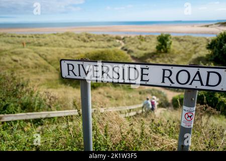 Cartello Riverside Road a Alnmouth, Northumberland, Inghilterra, Regno Unito Foto Stock